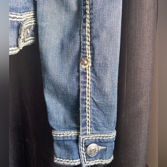 True Religion jean jacket. Classic white stitching. Distressed, blue size small - Picture 7 of 11